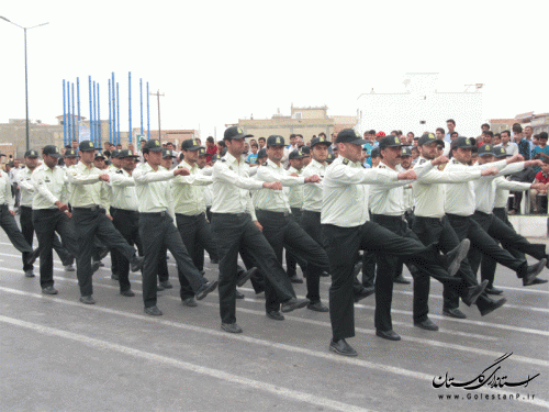 رژه نیروهای مسلح در شهرستان گنبد کاووس با شکوه خاصی برگزارشد