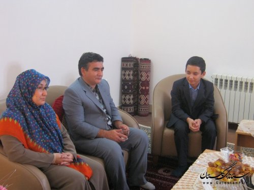 تصاویری از فرماندار شهرستان ترکمن در محل کار و کنار خانواده