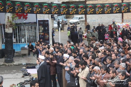 نماز ظهر عاشورا با حضور استاندار گلستان برگزار شد