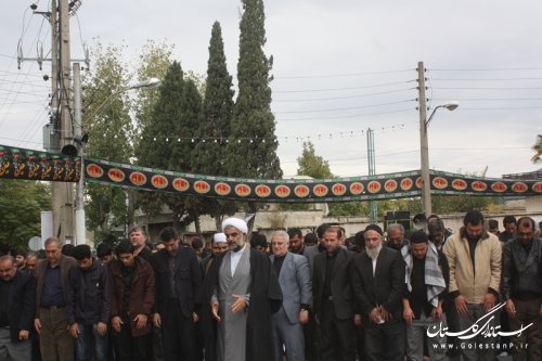نماز ظهر عاشورا با حضور استاندار گلستان برگزار شد