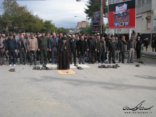 نماز ظهر عاشورا با حضور خیل عظیم عزاداران حسینی در علی آباد کتول اقامه شد