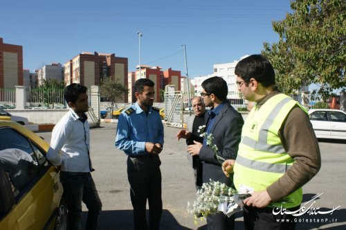 با اهدای گل از رانندگان بخش حمل و نقل عمومي جاده اي استان گلستان تجليل شد