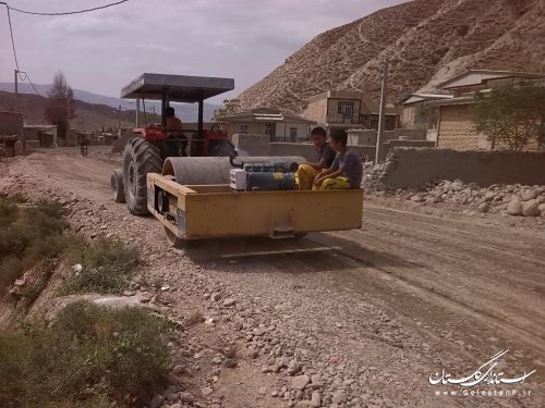 شن ریزی و تسطیح معابر اصلی روستای گوگ دره اجرا شد