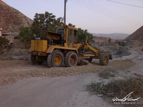 شن ریزی و تسطیح معابر اصلی روستای گوگ دره اجرا شد