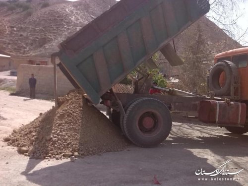 شن ریزی و تسطیح معابر اصلی روستای گوگ دره اجرا شد