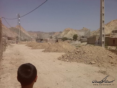 شن ریزی و تسطیح معابر اصلی روستای گوگ دره اجرا شد