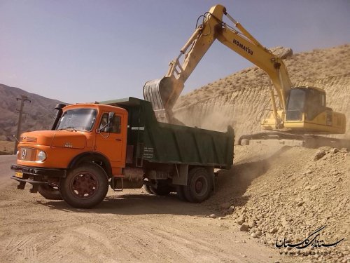 شن ریزی و تسطیح معابر اصلی روستای گوگ دره اجرا شد