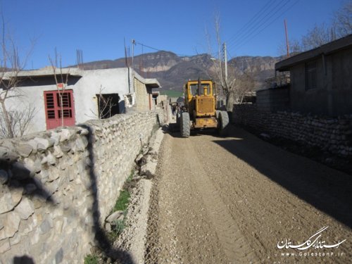 شن ریزی و تسطیح معابر روستای آق قمیش انجام شد