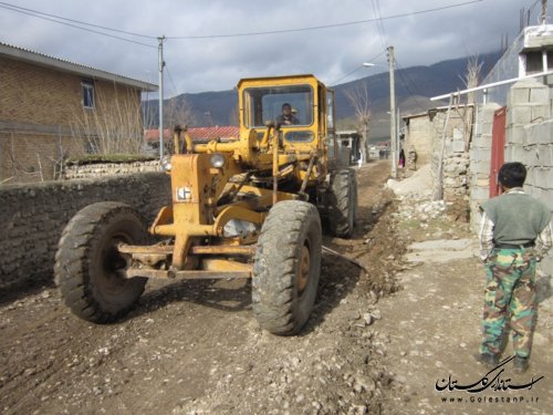 شن ریزی و تسطیح معابر روستای آق قمیش انجام شد