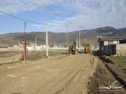 شن ریزی و تسطیح معابر روستای آق قمیش انجام شد