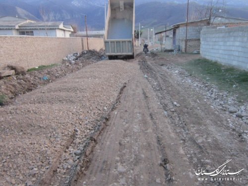 شن ریزی و تسطیح معابر روستای آق قمیش انجام شد