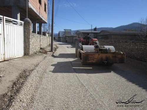 شن ریزی و تسطیح معابر روستای آق قمیش انجام شد