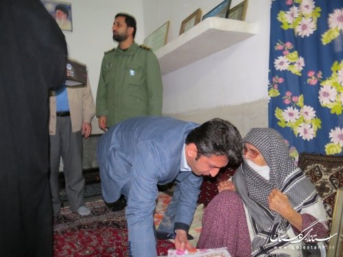 دیدار معاون فرماندار و مسئولین شهری آق قلا با مادر شهید حلیم بردی طعنه