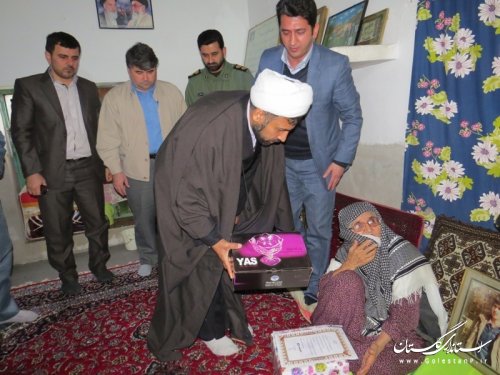 دیدار معاون فرماندار و مسئولین شهری آق قلا با مادر شهید حلیم بردی طعنه