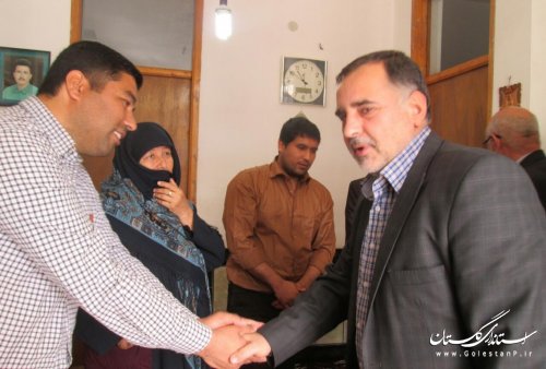 بخشدار لوه با خانواده شهدا روستای صادق آباد و تنگراه دیدار کرد