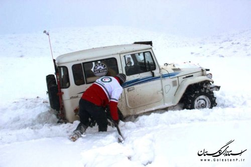 نجات بیمار دیابتی گرفتار در برف و کولاک شهرستان گالیکش