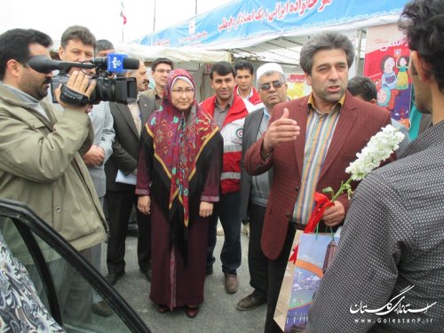 استقبال فرماندار شهرستان ترکمن به مسافران نوروزی بندرترکمن 
