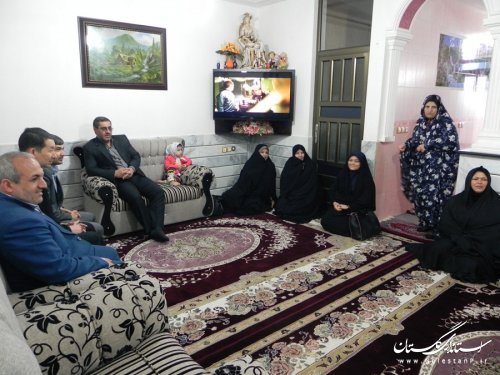 تکریم فرماندار مینودشت از خانواده سه قلوها