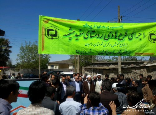 حساب 100 حضرت امام (ره) با فلسفه فقرزدایی بنیانگذاری شده است