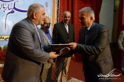 دانش آموز باید معلم را پدر معنوی خود بداند