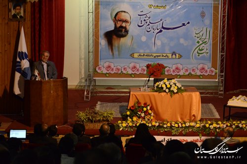 دانش آموز باید معلم را پدر معنوی خود بداند