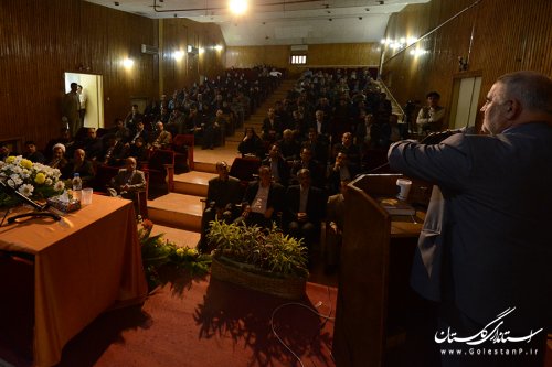 دانش آموز باید معلم را پدر معنوی خود بداند