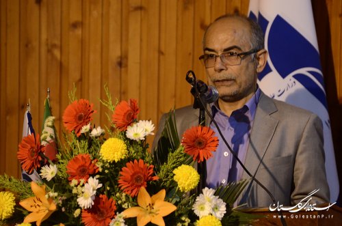 دانش آموز باید معلم را پدر معنوی خود بداند
