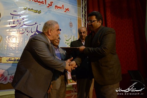 دانش آموز باید معلم را پدر معنوی خود بداند
