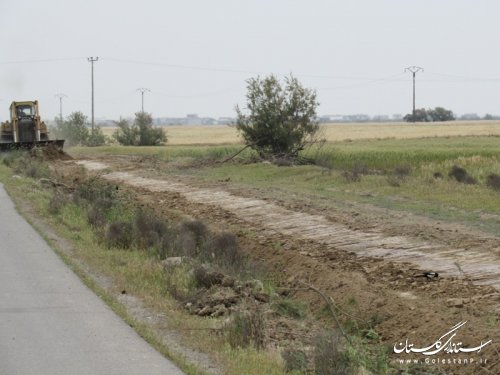 بازدید فرماندار گمیشان از زیر سازی حریم آسفالت "بند بصیر آباد"