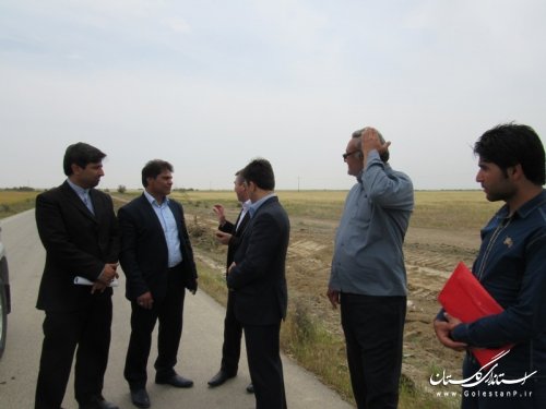 بازدید فرماندار گمیشان از زیر سازی حریم آسفالت "بند بصیر آباد"