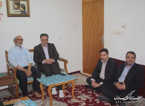 دیدار معاون استاندار با خانواده 2 شهید والا مقام در کردکوی