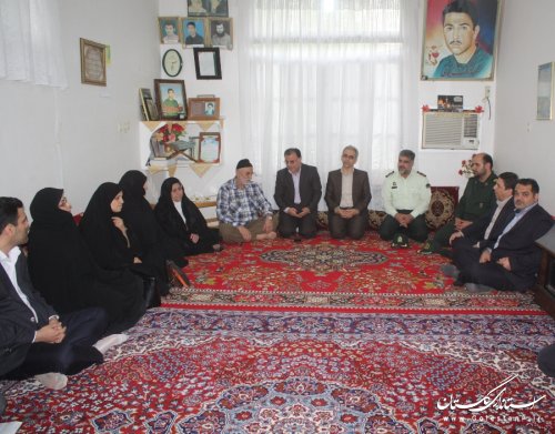 دیدار معاون استاندار با خانواده 2 شهید والا مقام در کردکوی