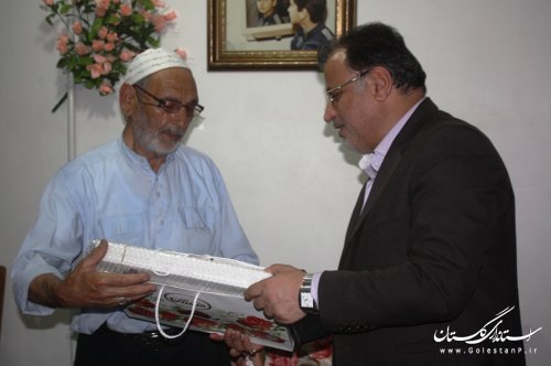 دیدار معاون استاندار با خانواده 2 شهید والا مقام در کردکوی