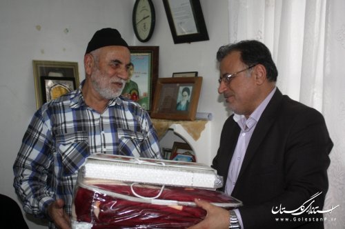 دیدار معاون استاندار با خانواده 2 شهید والا مقام در کردکوی