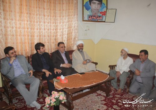معاون سیاسی امنیتی و اجتماعی استاندار با خانواده شهدا و جانبازان کلاله دیدار کرد