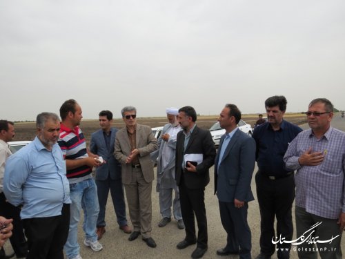 بازدید فرماندار از مزارع غلات دچار طعمه حریق شده  در روستای گری آق قلا 