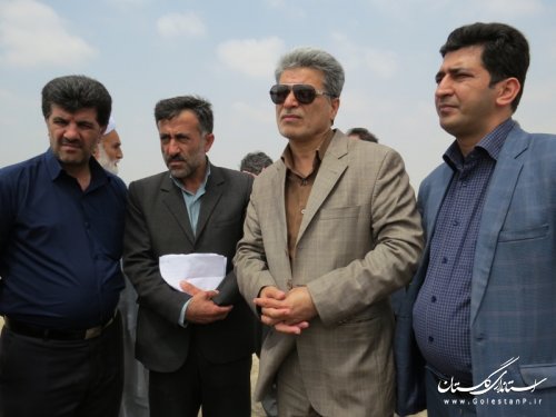 بازدید فرماندار از مزارع غلات دچار طعمه حریق شده  در روستای گری آق قلا 