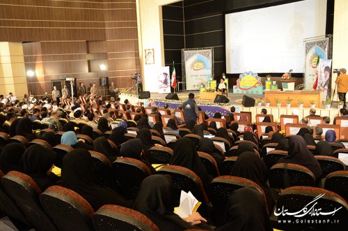 نماز بزرگترین هنر است و هنرمند باید در برابر آن خاضع باشد