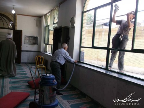 غبارروبی و عطرافشانی مساجد رامیان با حضور مسئولین شهرستان