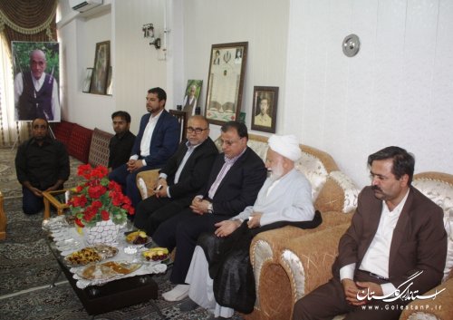 معاون استاندار با خانواده شهید و جانباز گنبدی دیدار کرد