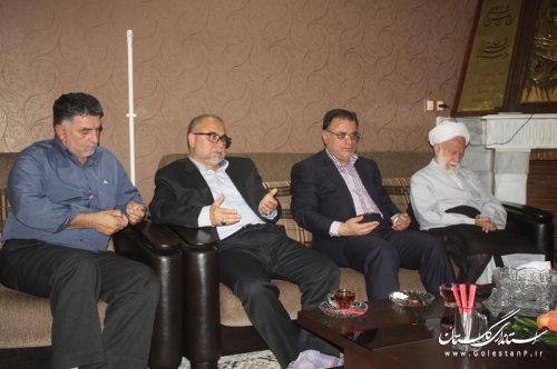 معاون استاندار با خانواده شهید و جانباز گنبدی دیدار کرد