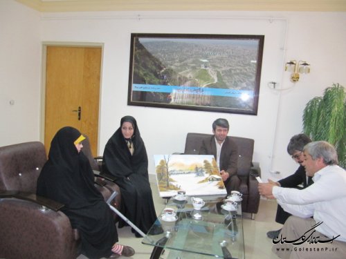 هنرمند ترکمن، نقاشی خود را به فرماندار کلاله اهدا کرد