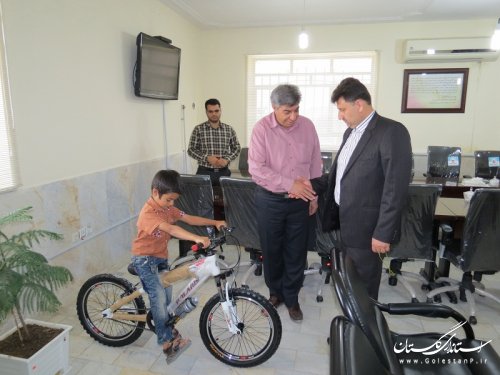 فرماندار گالیکش با اهداء دوچرخه آرزوی یک کودک را برآورده کرد