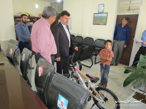فرماندار گالیکش با اهداء دوچرخه آرزوی یک کودک را برآورده کرد