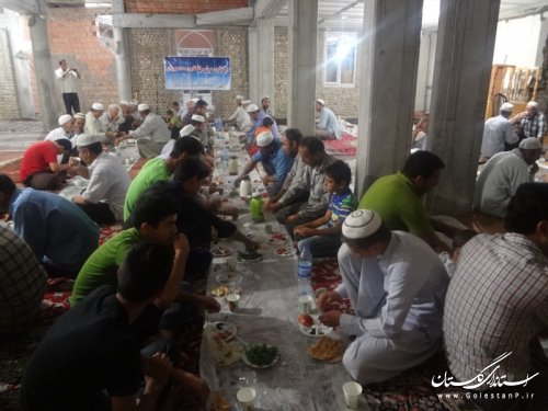 با حضور فرماندار گمیشان مراسم ضیافت افطاردر مسجد جامع روستای خواجه نفس  برگزار شد