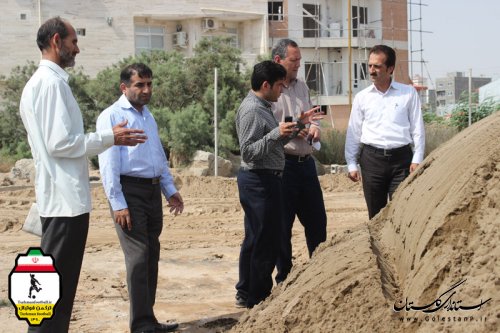 بازدید معاون فرماندار از روند آماده سازی اولین زمین فوتبال ساحلی در شهرستان ترکمن