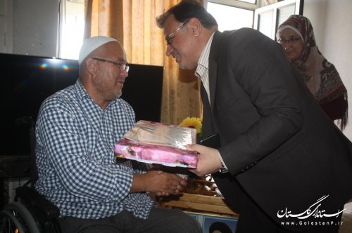 معاون استاندار با خانواده شهید و جانباز بندرترکمن دیدار کرد