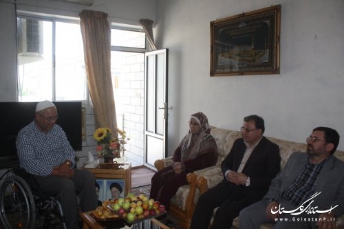 معاون استاندار با خانواده شهید و جانباز بندرترکمن دیدار کرد