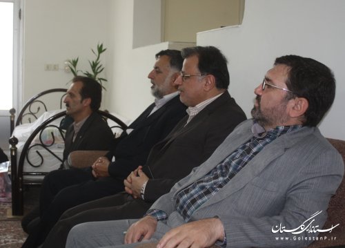 معاون استاندار با خانواده شهید و جانباز بندرترکمن دیدار کرد