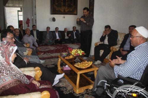 معاون استاندار با خانواده شهید و جانباز بندرترکمن دیدار کرد